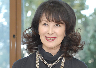 岸　恵子氏